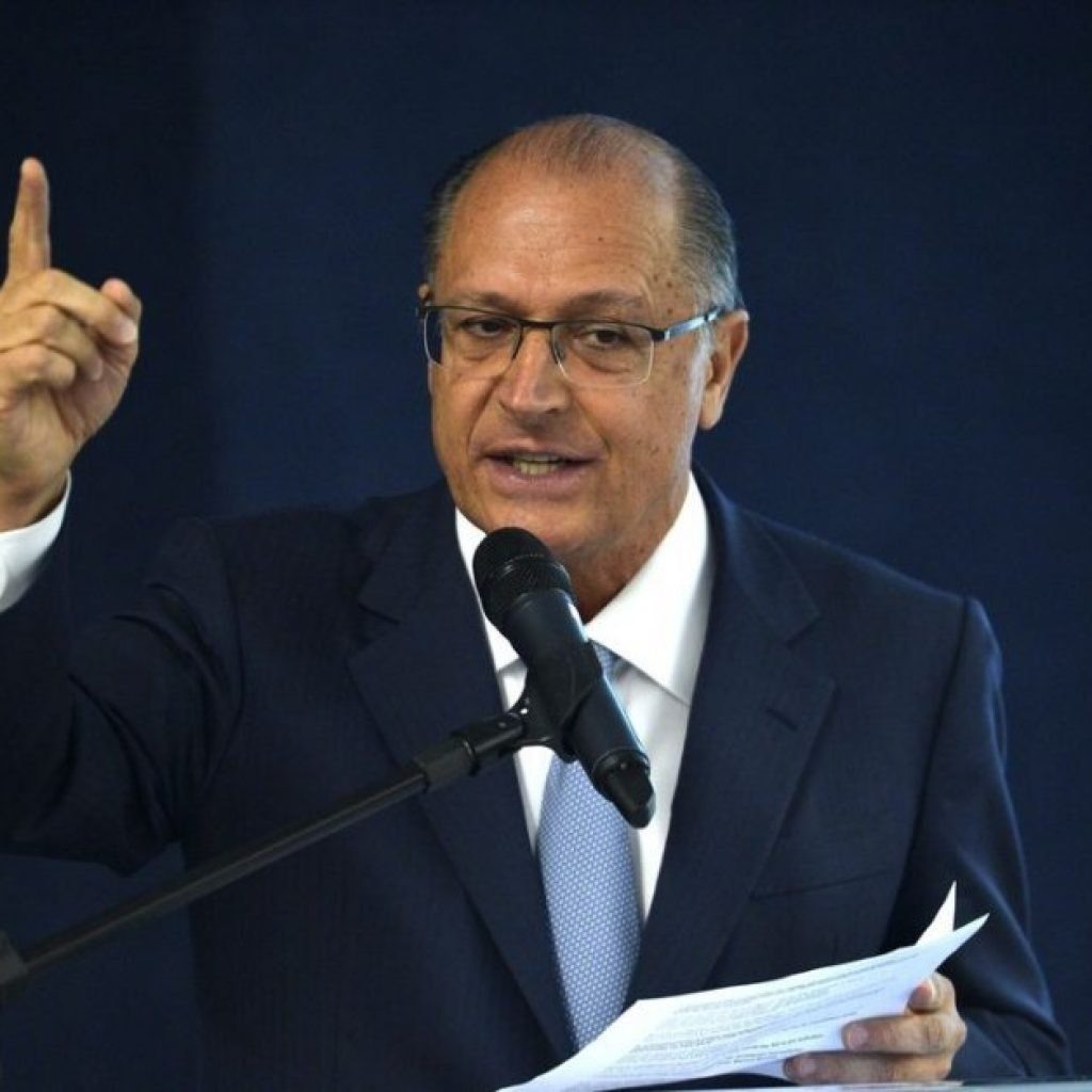 Alckmin: só faltam os escandalosos juros caírem