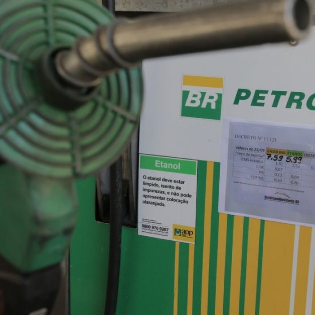 Petrobras (PETR3;PETR4): ações despencam após corte de combustíveis