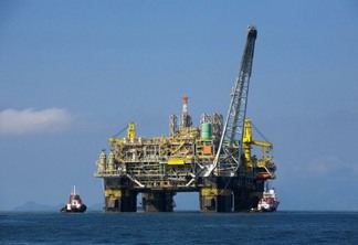 Petróleo volta a disparar com novas sanções a Rússia