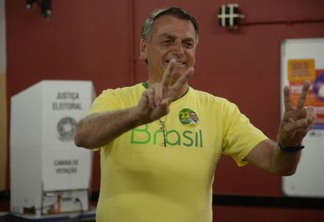 Lira concede aposentadoria de R$ 30 mil a Bolsonaro