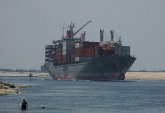 Canal de Suez: navio encalha em rota