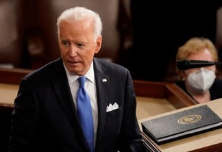 Biden pede suspensão de impostos sobre combustíveis nos EUA