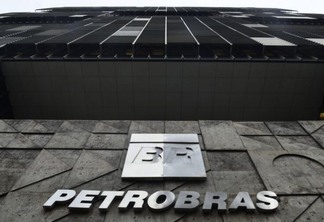 Petrobras (PETR4) abre em queda após troca do comando da estatal