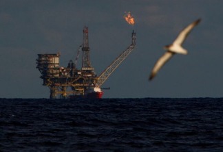 Petróleo tem forte queda com avanço diplomático de Rússia