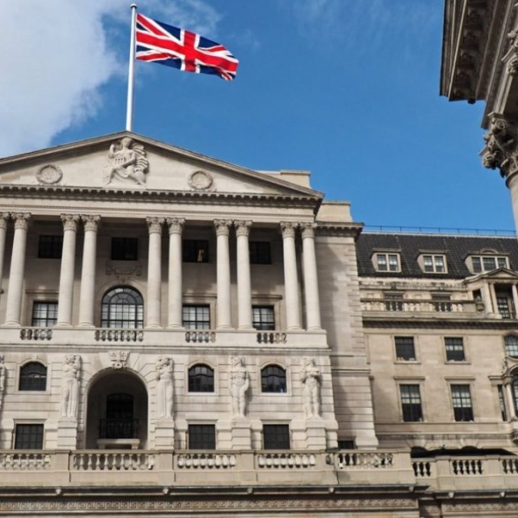 Inglaterra: BoE eleva taxa básica de juros para 0
