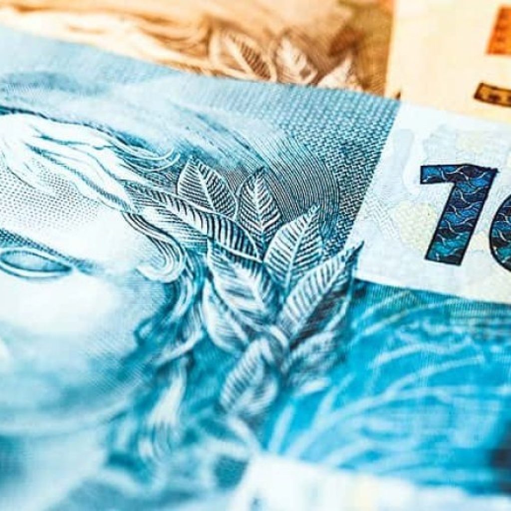 Orçamento prevê salário mínimo de R$ 1.210 em 2022