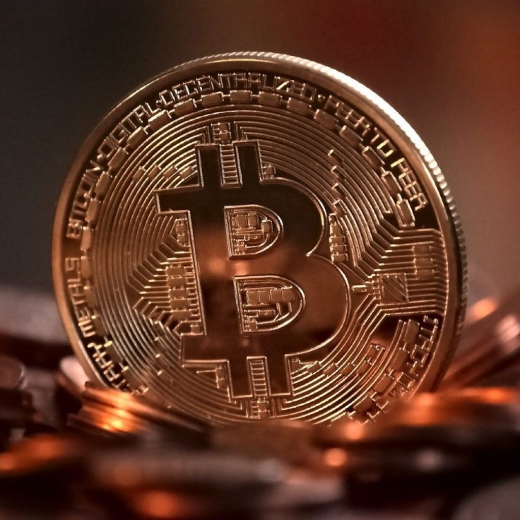 Bitcoin sai dos US$ 60 mil