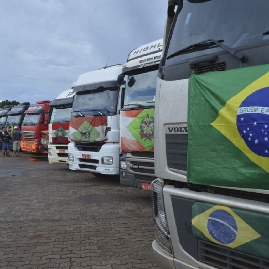 Caminhoneiros farão greve contra cortes da Petrobras