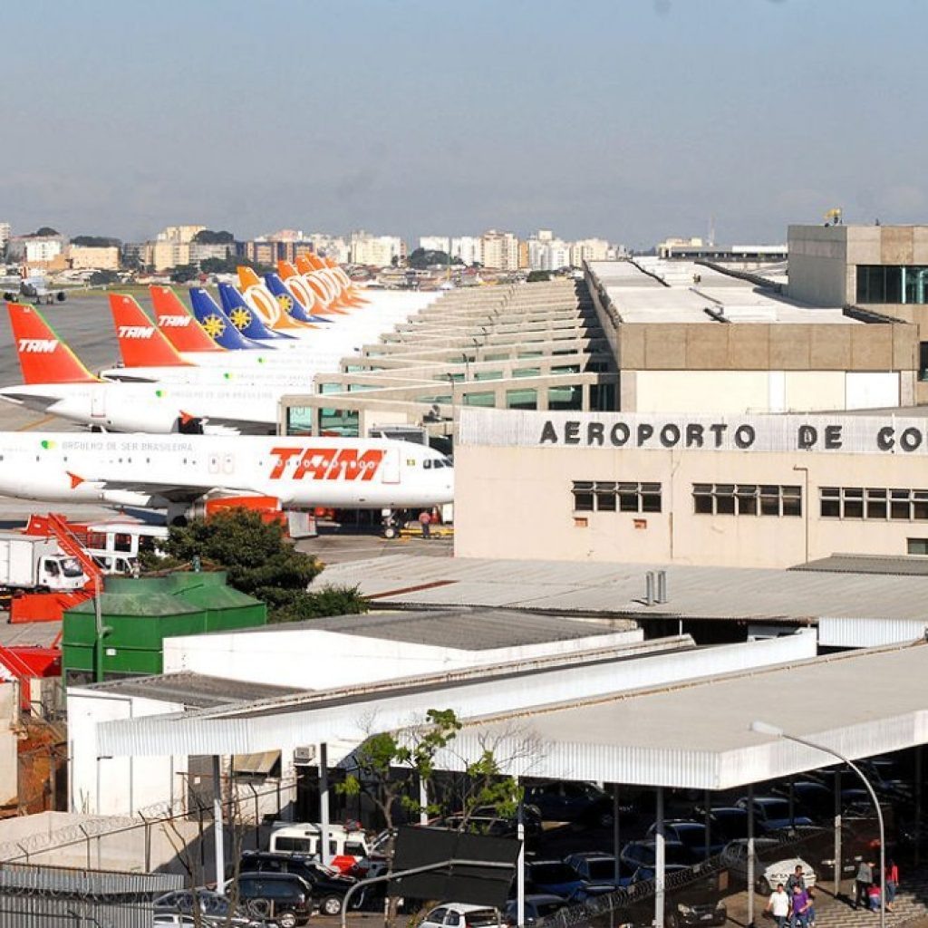 Aeroportos de SP e RJ registram atrasos por greve de pilotos