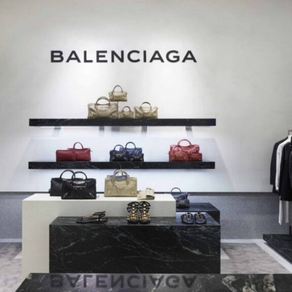 Balenciaga lança bolsa inspirada em saco de lixo por R$ 9 mil
