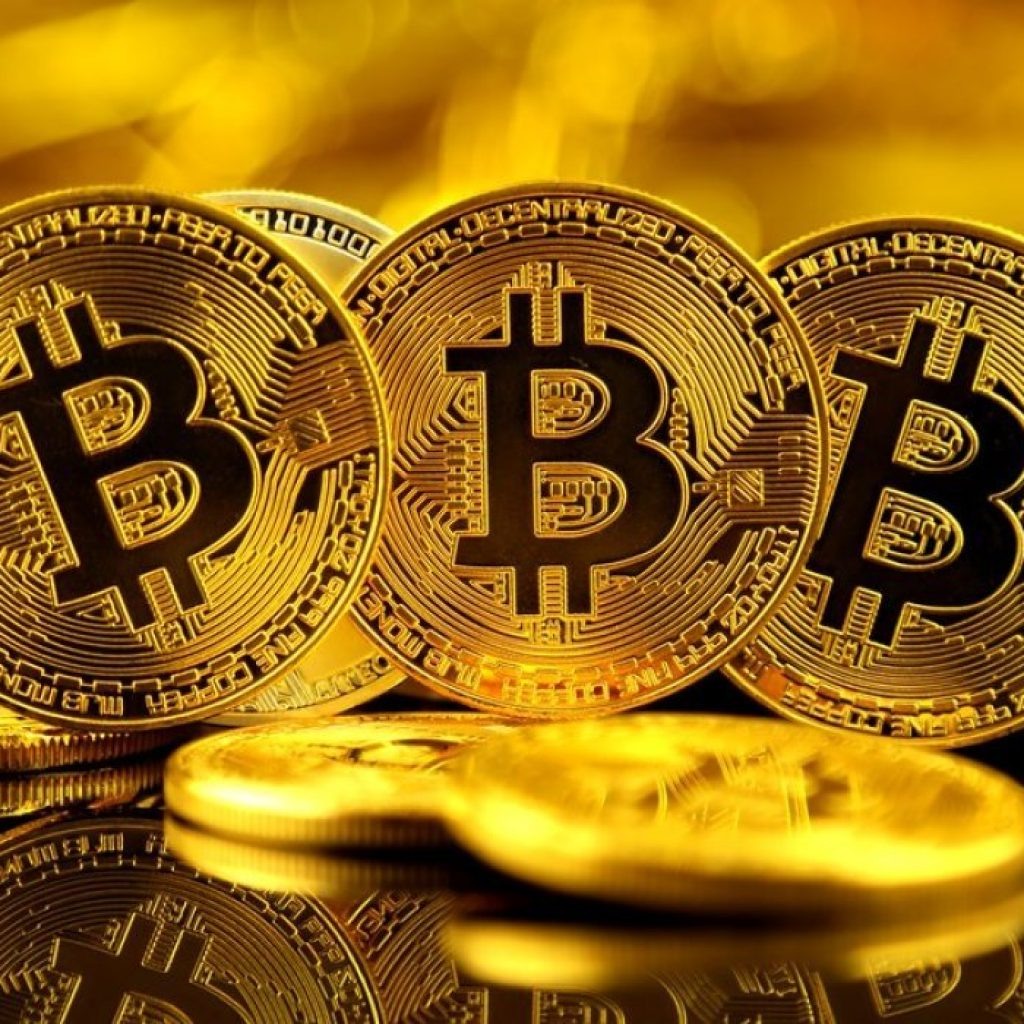 Bitcoin interrompe rali enquanto Ethereum sustenta alta e sobe 40% na semana