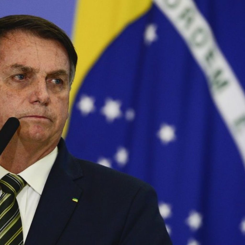Bolsonaro diz que governadores serão obrigados a baixar ICMS dos combustíveis por ser lei federal