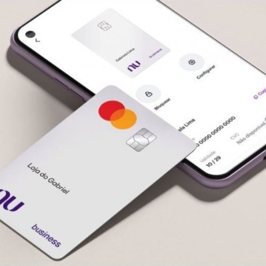 Nubank (NUBR33) lança cartão de crédito prateado para contas PJ