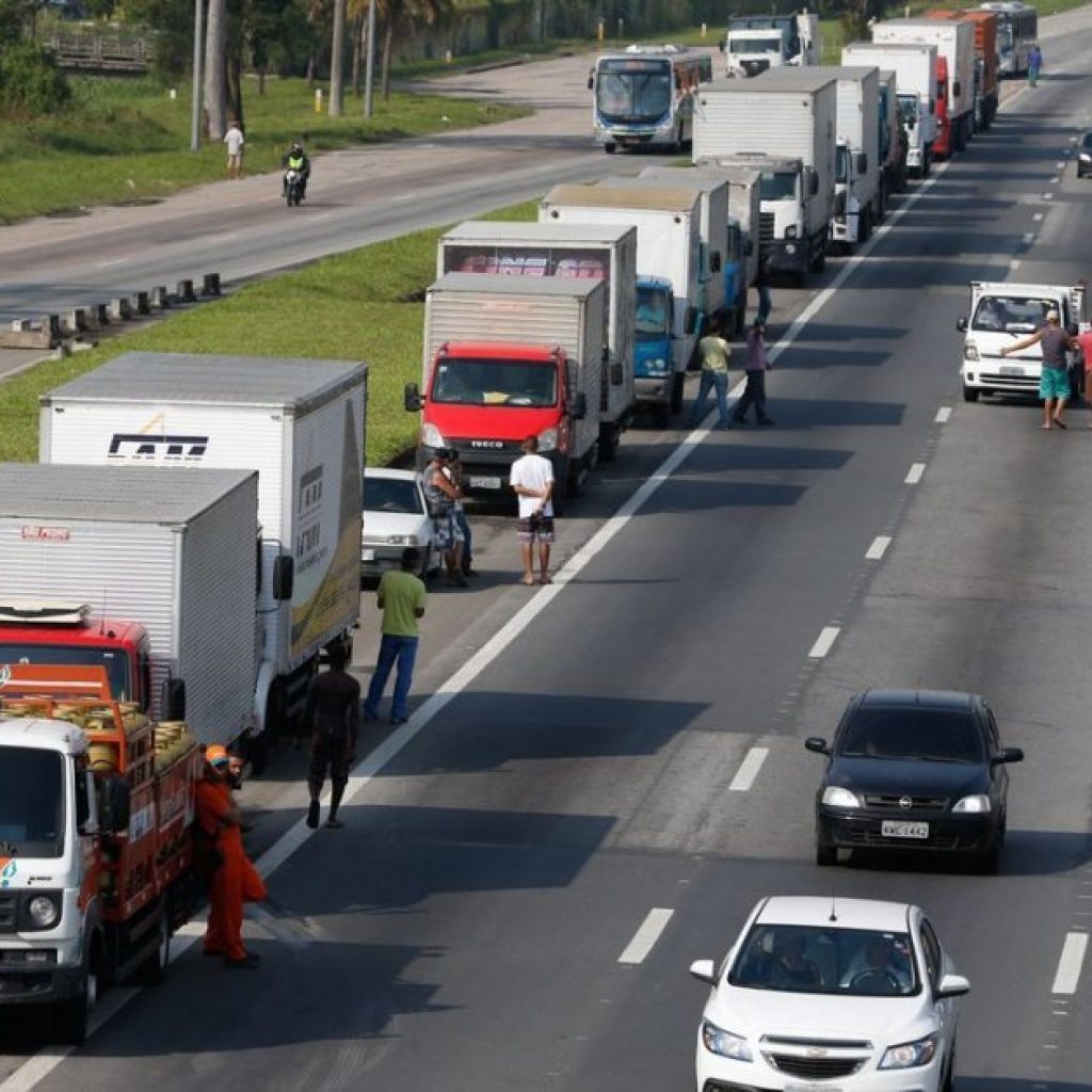 Greve dos caminhoneiros: Guedes e Pacheco resistem a voucher
