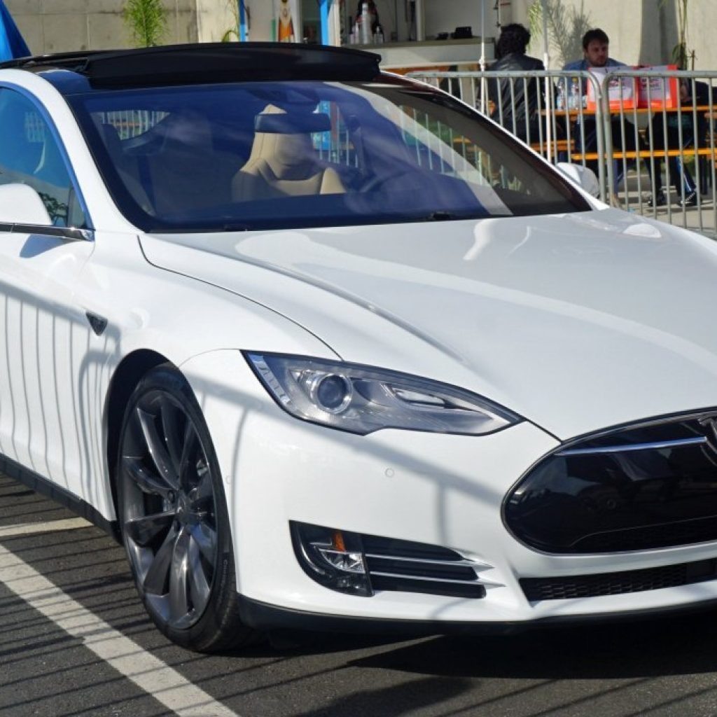 Tesla (TSLA34) aumenta preços de carros elétricos por conta de custos crescentes