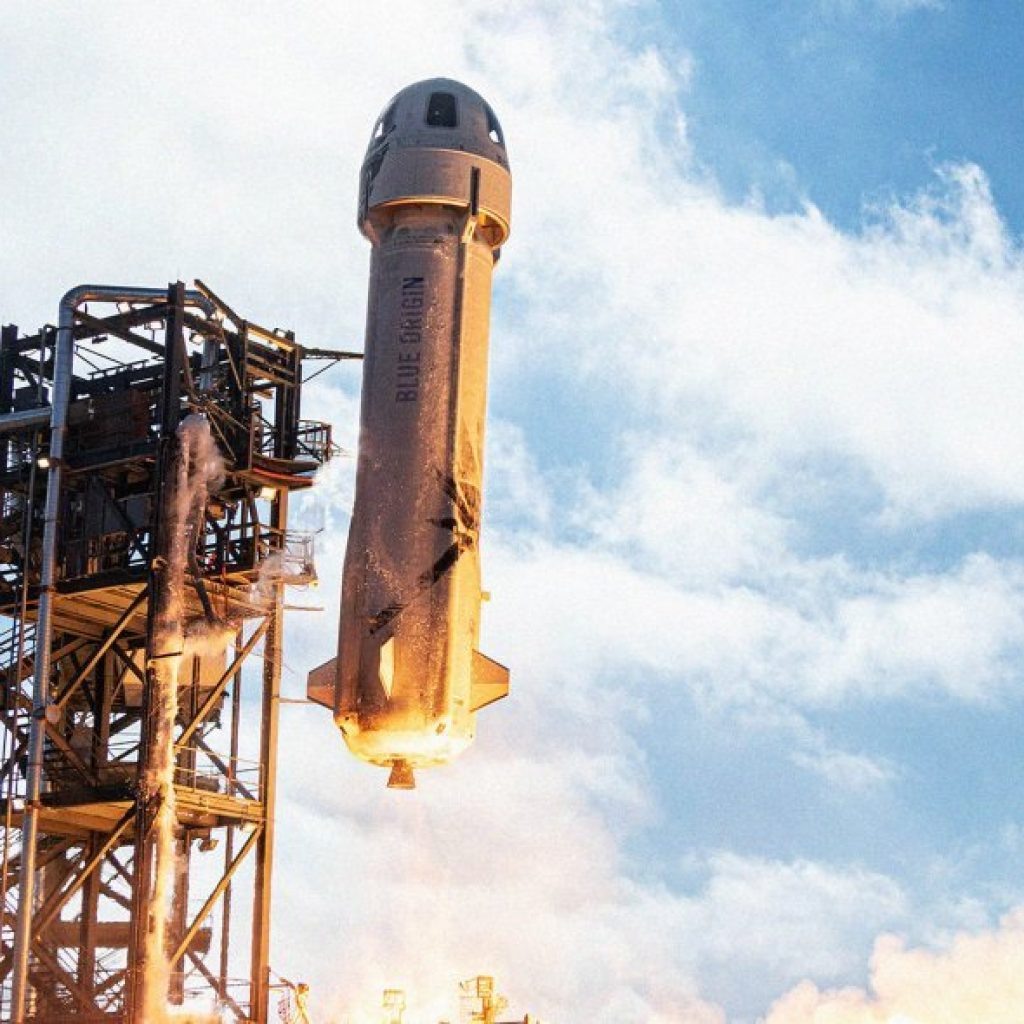 Brasileiro viajará ao espaço por empresa de Jeff Bezos neste sábado (4)