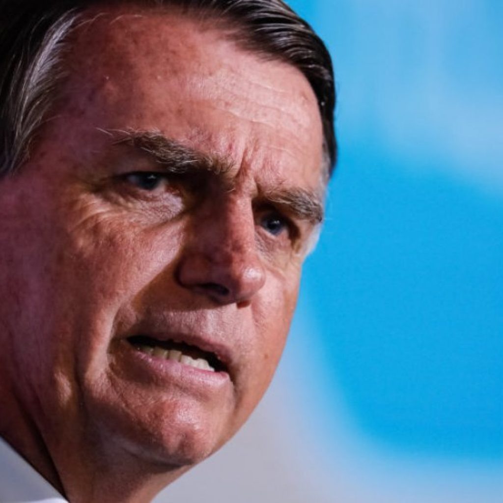 Bolsonaro afirma que quer congelar preços dos combustíveis e do gás até a eleição
