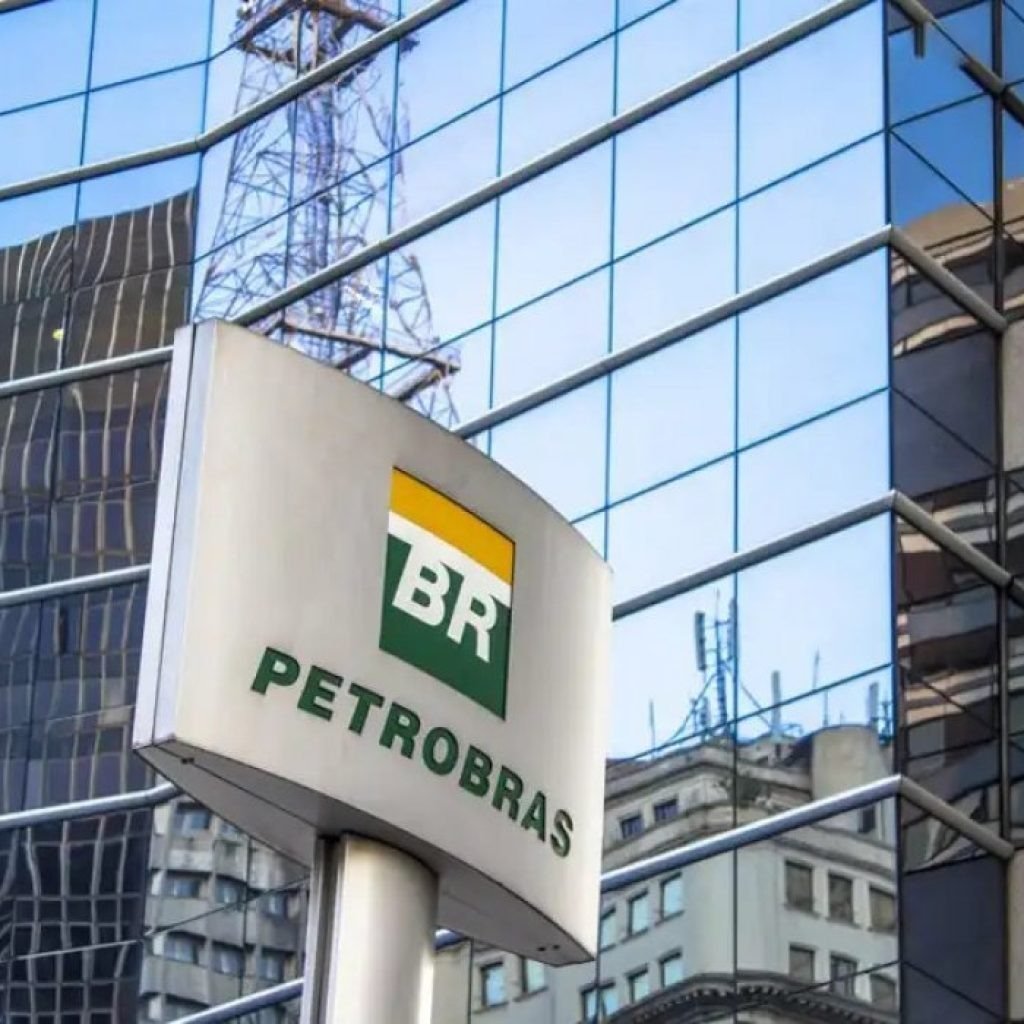 'Espiões' de Bolsonaro monitoram diretores da Petrobras (PETR3;PETR4)