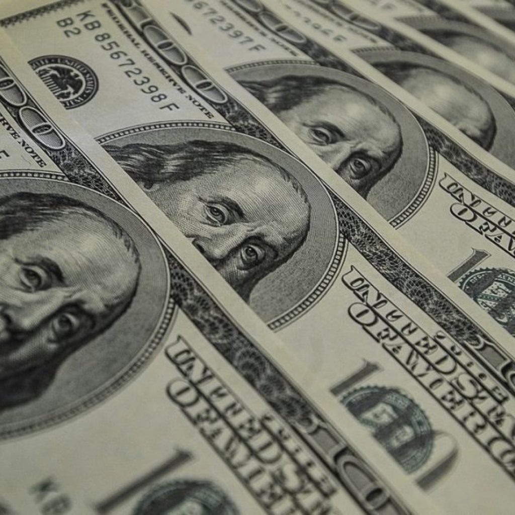 Dólar abre em alta em meio a divulgação de dados sobre a inflação dos EUA