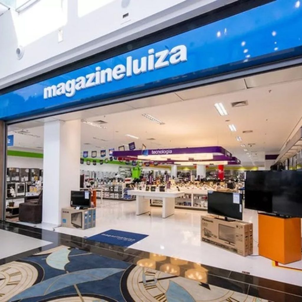 Magazine Luiza (MGLU3) sofre com ações em queda de 77%; vale a pena agora?