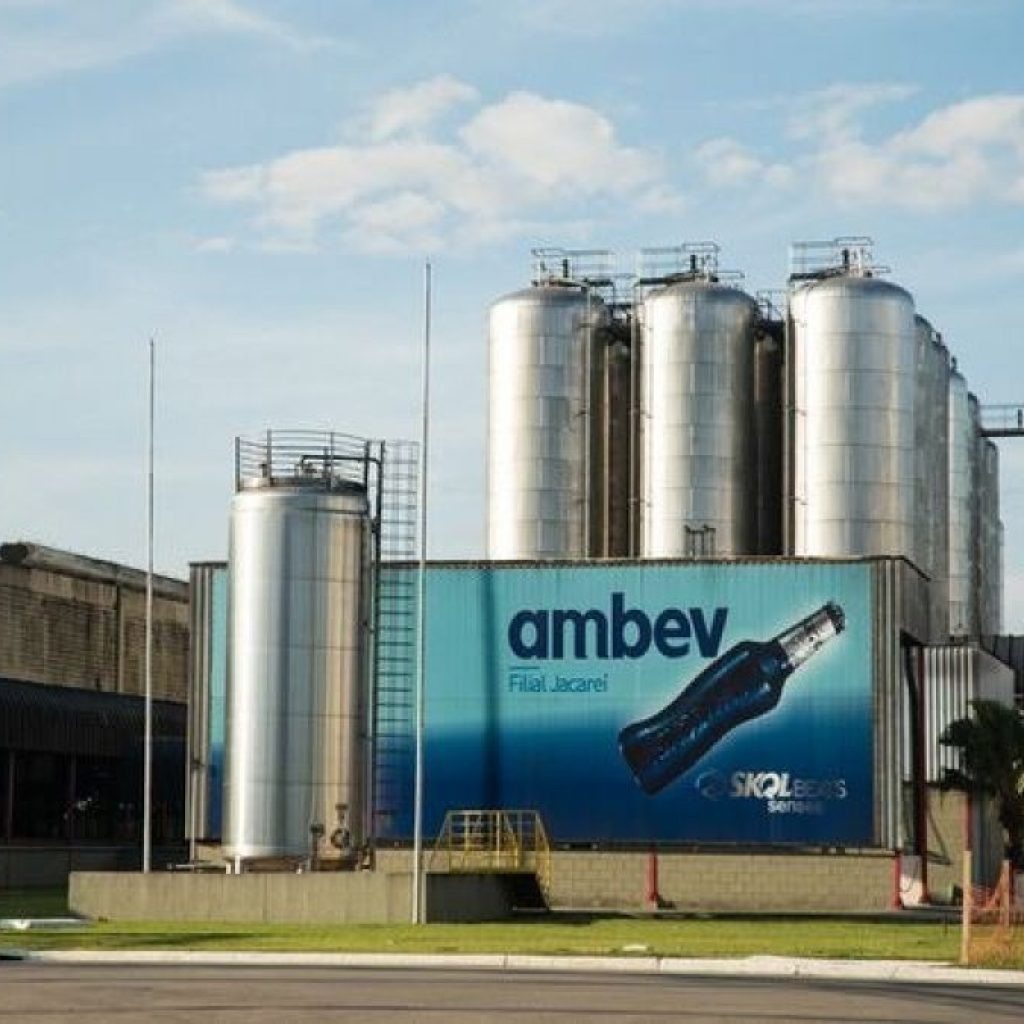 Ambev (ABEV3) tem lucro líquido ajustado de R$ 3