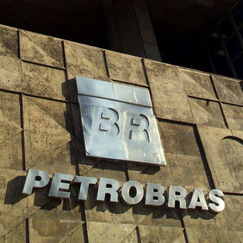 Petrobras (PETR4) registra alta de 1