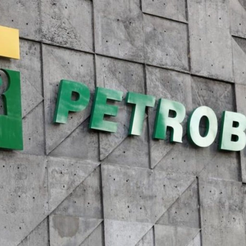 Petrobras (PETR4) sofre pressão do governo Bolsonaro para baixar preço do combustível