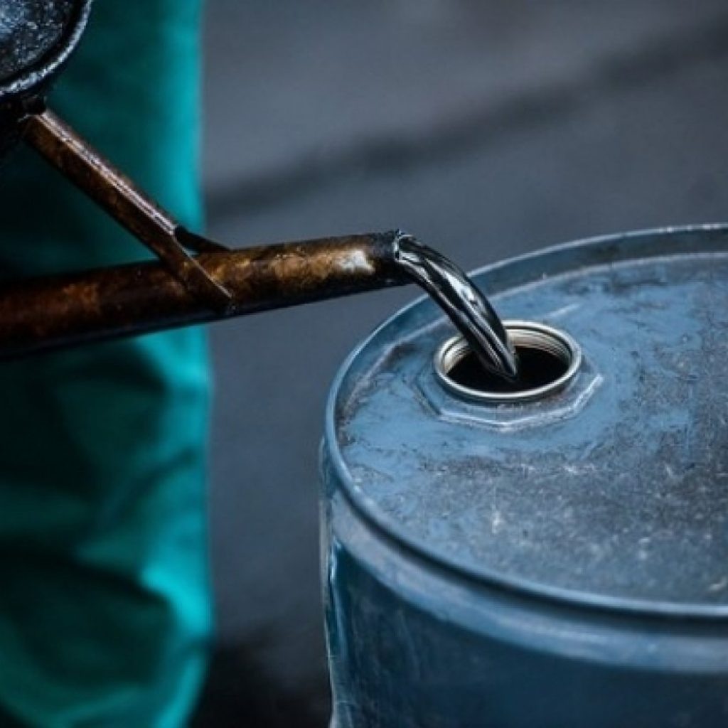 Petróleo dispara com pessimismo sobre guerra na Ucrânia