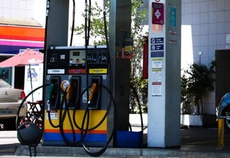 Preço da gasolina volta a ficar abaixo de R$ 5