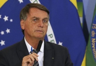 Bolsonaro quebra silêncio e conversa com apoiadores