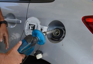 Preço da gasolina cai após seis semanas de alta