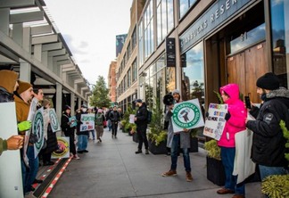 Funcionários da Starbucks (SBUB34) fazem greve nos EUA