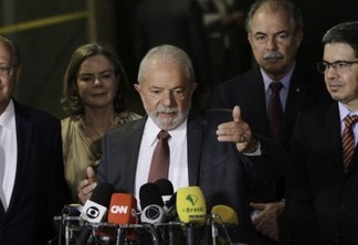 Lula critica teto de gastos e estabilidade fiscal