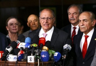 Bolsonaro cumprimenta Alckmin em encontro privado