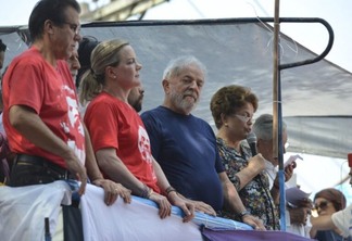 Lula tem 53% dos votos válidos e Bolsonaro soma 47%