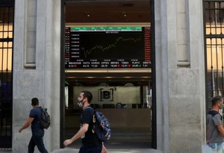 Ibovespa opera em queda após Copom manter taxa de juros; dólar sobe