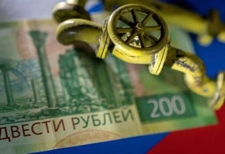 Rublo alcança pico de 7 anos ante dólar após acusação de calote russo