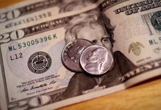 Dólar opera em alta após declaração otimista do FED