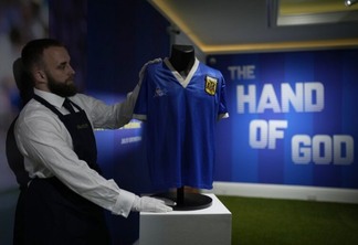 Maradona: camisa usada por craque argentino é vendida por R$ 44 mi