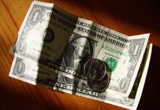 Dólar encosta nos R$ 5
