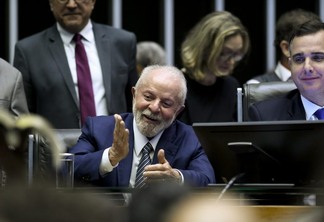 Lula no plenário da Câmara dos Deputados durante sessão solene do Congresso Nacional destinada à promulgação reforma tributária. Foto: Jefferson Rudy/Agência Senado